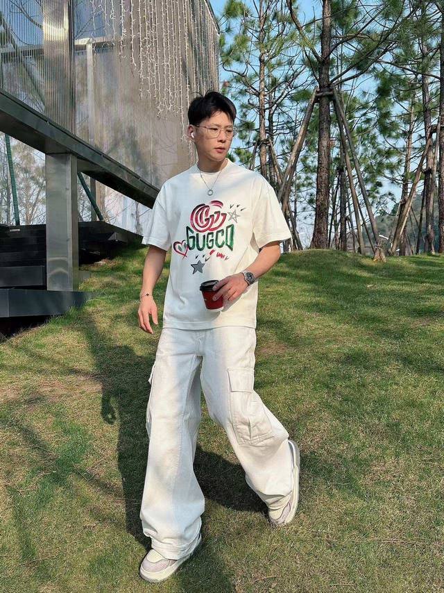 2026Gucci夏季新款手绘短袖T恤！专柜同步，每一件都是纯手工画制而成.独特的Logo 个性艺术系列全网独家首发 百搭款细节处理完美240克纯棉面料十分精致