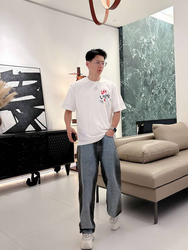 Loewe2026夏季新款手绘短袖T恤！专柜同步，每一件都是纯手工画制而成.独特的Logo 个性艺术系列全网独家首发 百搭款细节处理完美240克纯棉面料十分精致