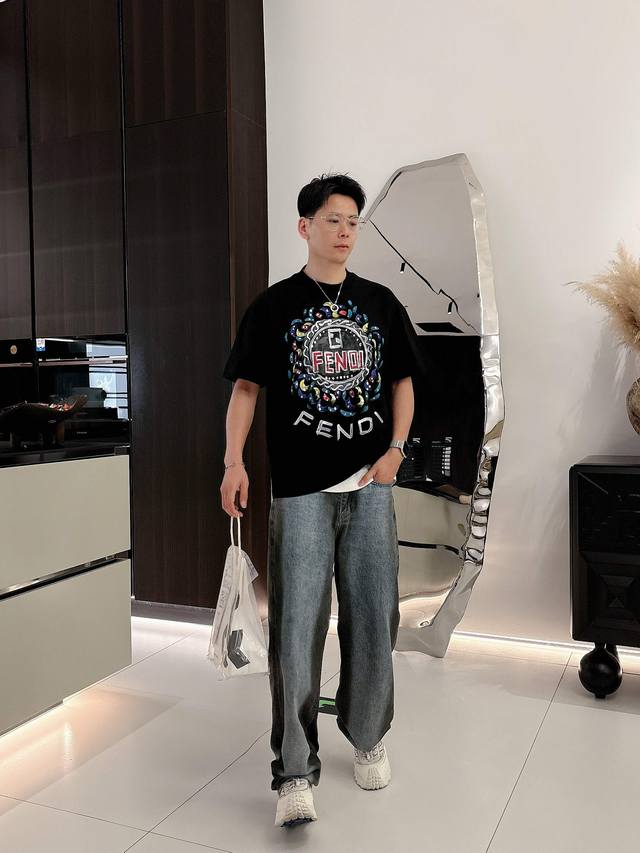 Fendi DDD 2026夏季新款手绘短袖T恤！专柜同步，每一件都是纯手工画制而成.独特的Logo 个性艺术系列全网独家首发 百搭款细节处理完美240克纯棉面