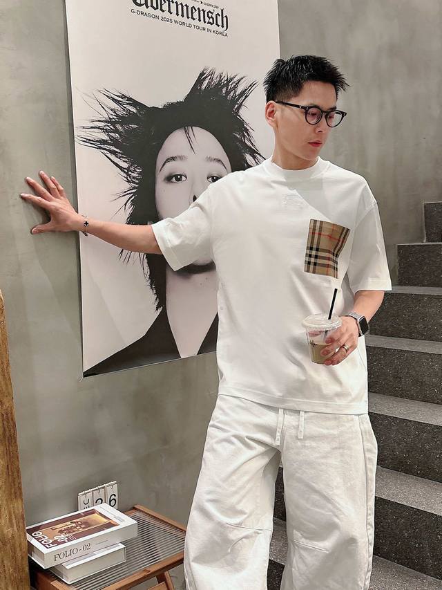 巴宝莉 2026春夏 高阶定制T恤 DDD 核心面料：秘鲁进口匹马棉 × 顶级丝光工艺 DDD 核心体感：蚕丝般柔滑，卓越透气不闷热 DDD 核心工艺：重工立体