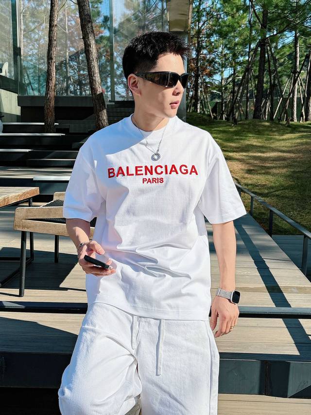 巴黎世家 2026春夏 高阶定制T恤 DDD 核心面料：秘鲁进口匹马棉 × 顶级丝光工艺 DDD 核心体感：蚕丝般柔滑，卓越透气不闷热 DDD 核心工艺：重工立