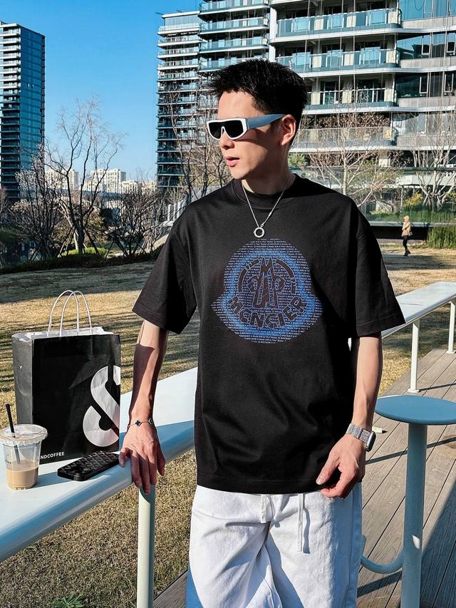 蒙口 2026春夏 高阶定制T恤 DDD 核心面料：秘鲁进口匹马棉 × 顶级丝光工艺 DDD 核心体感：蚕丝般柔滑，卓越透气不闷热 DDD 核心工艺：重工立体L