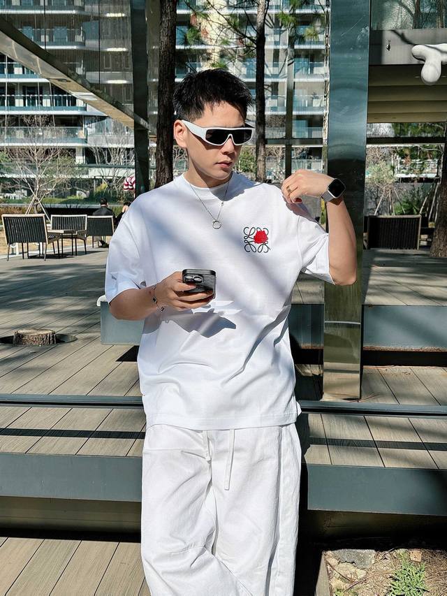 罗意威 2026春夏 高阶定制T恤 DDD 核心面料：秘鲁进口匹马棉 × 顶级丝光工艺 DDD 核心体感：蚕丝般柔滑，卓越透气不闷热 DDD 核心工艺：重工立体