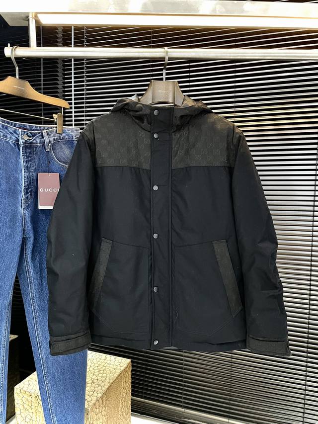 Gucc 古驰 2025外贸出口订单！最新棉服外套 简洁舒适的通勤棉服 Gg新款棉质提花格子布棉服，这款质地柔软且富有质感的面料为冬日衣橱单品添注别致魅力，蓬松