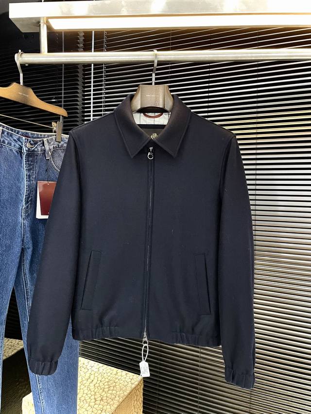 Loro Piana 诺悠翩雅 重磅推荐！2025秋冬季新品 Lp新款男士行政夹克，商务休闲风格，立领拉链设计，简约大气。面料多为羊毛或亚麻混纺，简约大方夹克