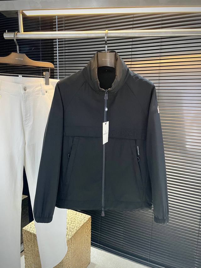 Monch 蒙口 重磅推荐！2025秋冬新品 官网同步发售 简约大方夹克 进口原版高品质聚脂纤维面料，垂度和光泽绝对是提气，门襟设计 更显青春活力，车工走线整齐