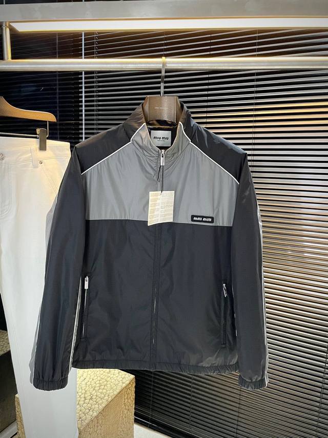 Miu Miu 缪缪 重磅推荐！2025秋冬新品 官网同步发售 简约大方夹克 进口原版高品质聚脂纤维面料，垂度和光泽绝对是提气，门襟设计 更显青春活力，车工走线