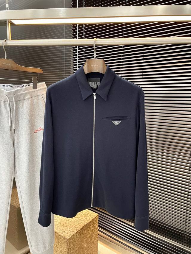 Prad 普拉 重磅推荐！2025秋冬季新品 简约大方夹克 进口原版高品质100%绵羊毛面料，垂度和光泽绝对是提气，款式更显青春活力，车工走线整齐平整，所有五金