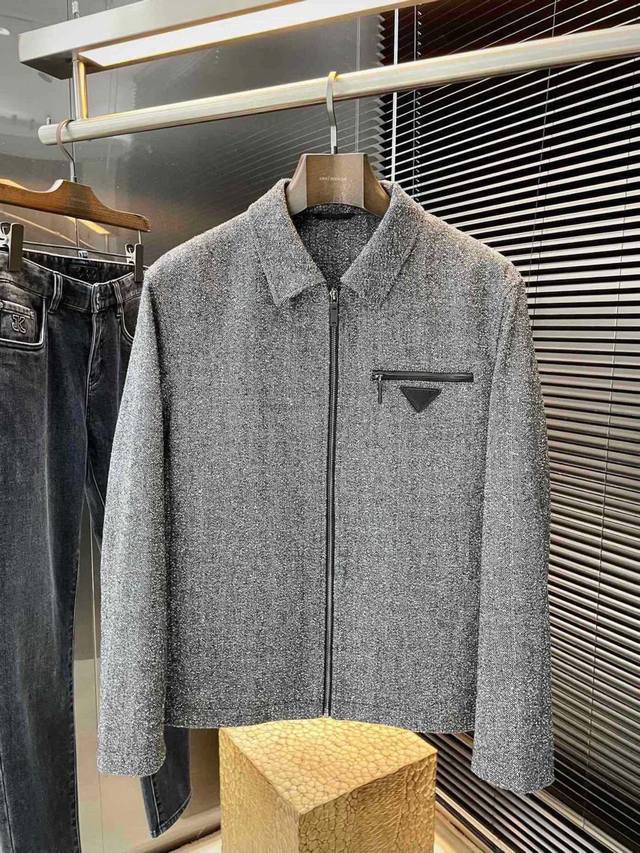 Prad 普拉 重磅推荐！2025秋冬季新品 简约大方夹克 进口原版高品质绵羊毛面料，垂度和光泽绝对是提气，压花设计 款式更显青春活力，车工走线整齐平整，所有五