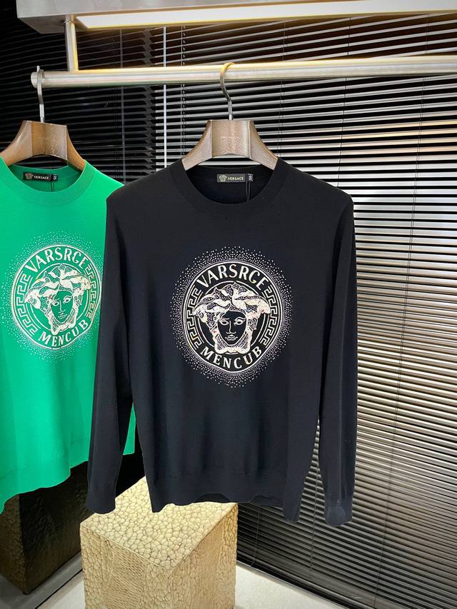 Versac 范思哲 2025秋冬季新品羊毛衣，今年最新面料采用进口一等品摩卡绒羊毛面料，简单大方易搭配 搭配个性时尚，就是你早上起来不用思考太久要穿什么。而简