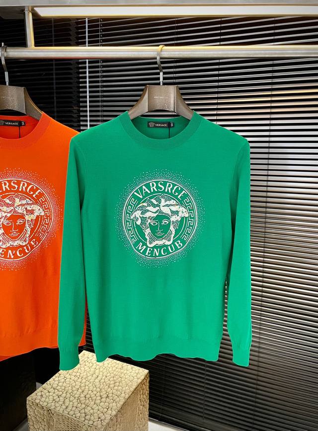 Versac 范思哲 2025秋冬季新品羊毛衣，今年最新面料采用进口一等品摩卡绒羊毛面料，简单大方易搭配 搭配个性时尚，就是你早上起来不用思考太久要穿什么。而简