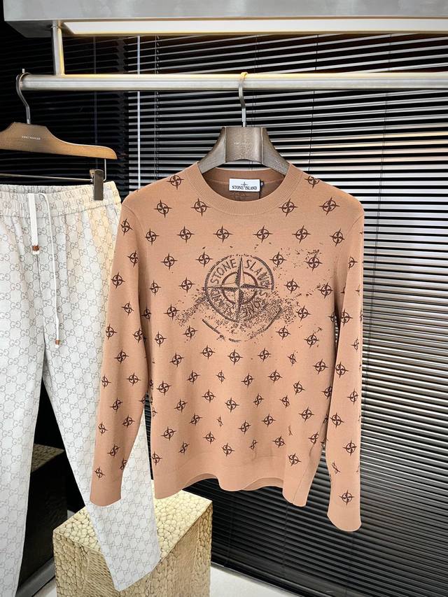 Stone Islan 石头岛 2025秋冬季新品毛衣，今年最新面料采用进口一等品抗起球羊毛面料，简单大方易搭配 搭配个性时尚，就是你早上起来不用思考太久要穿什