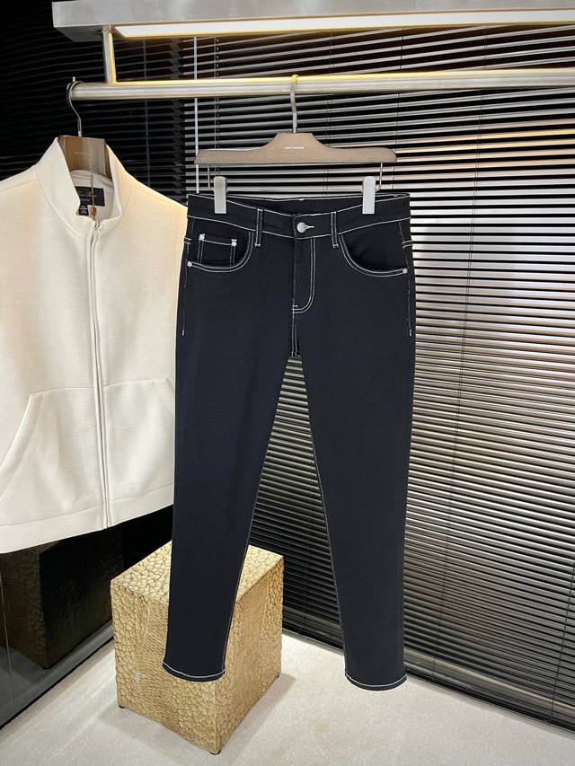 Bv- 葆蝶家 2025秋冬新款牛仔裤 进口意大利高定牛仔面料 时尚休闲 常规版型 微弹力面料 面料舒适柔软，突破常规牛仔的面料手感，不闷热，舒适感极佳。随意百