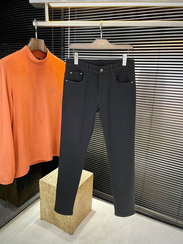 Vltn- 华伦天奴 2025秋季新款牛仔裤 进口意大利高定牛仔面料 时尚休闲 常规版型 微弹力面料 面料舒适柔软，突破常规牛仔的面料手感，不闷热，舒适感极佳。