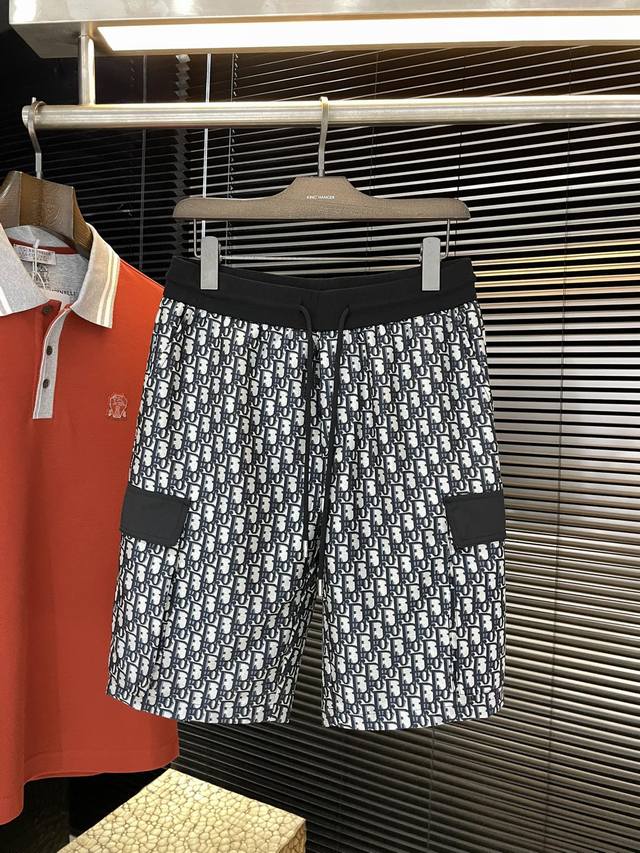 Dior 迪奥 2026春夏季新款，最新休闲短裤。原版裤型上身休闲百搭、随性慵懒范，高级定制进口聚脂纤维面料，订制工艺 舒适感爆棚。高端大气，夏天的味道有没有，