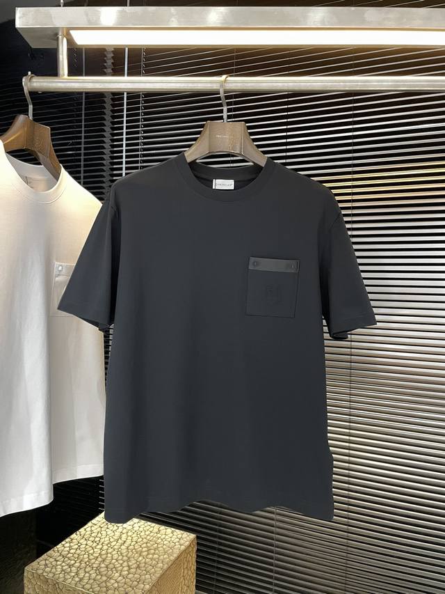 Moncher- 蒙口 系列 Vip高级定制 2026春夏季新款双标识贴片付短袖T恤，此款T恤衫采用柔软的棉质平纹针织面料制成。经典隽永的圆领短袖设计，饰有两个