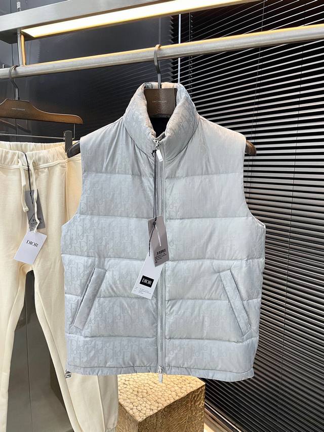 Dio- 迪奥 外贸出口订单！ 2025专柜正品同步 简洁舒适的通勤羽绒马甲。高端大气上档次，定制最高等90白鸭绒，充绒量杠杠的 蓬松度极好，填充物饱满，轻便不