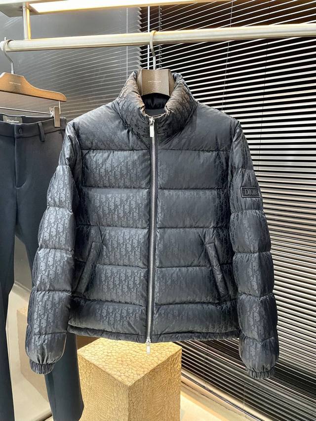 P： Dior- 迪奥 2025冬装系列 打造帅气型男 彰显男士气质 简约时尚通勤羽绒服 顶级进口聚脂纤维面料 质感很轻柔 贴肤都舒适 细腻顺滑质感 超级好版型