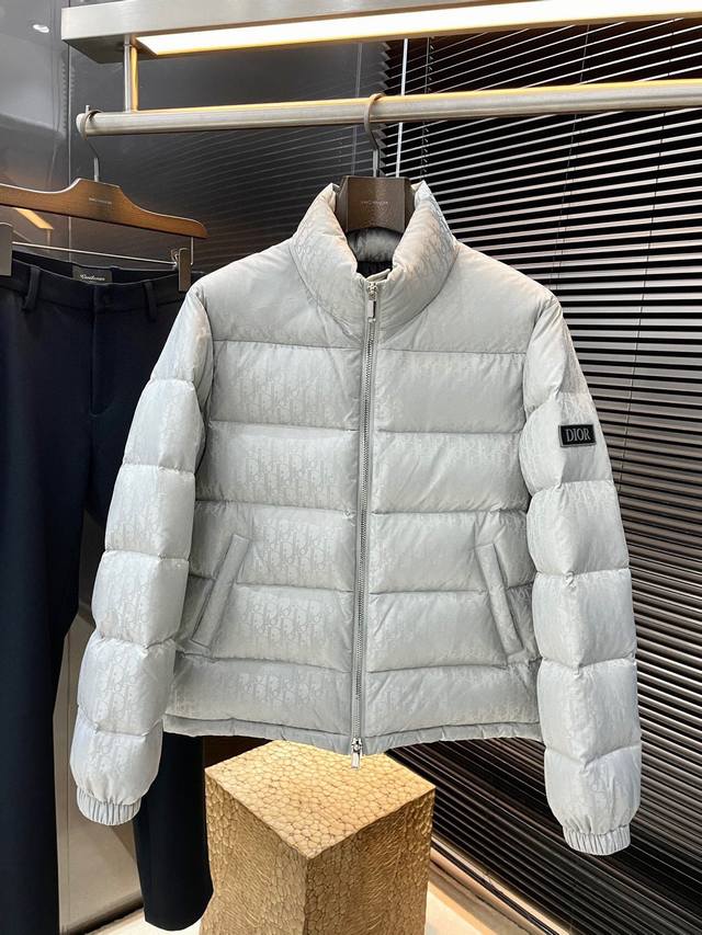P： Dior- 迪奥 冬装系列 打造帅气型男 彰显男士气质 简约时尚通勤羽绒服 顶级进口聚脂纤维面料 质感很轻柔 贴肤都舒适 细腻顺滑质感 超级好版型 上身超