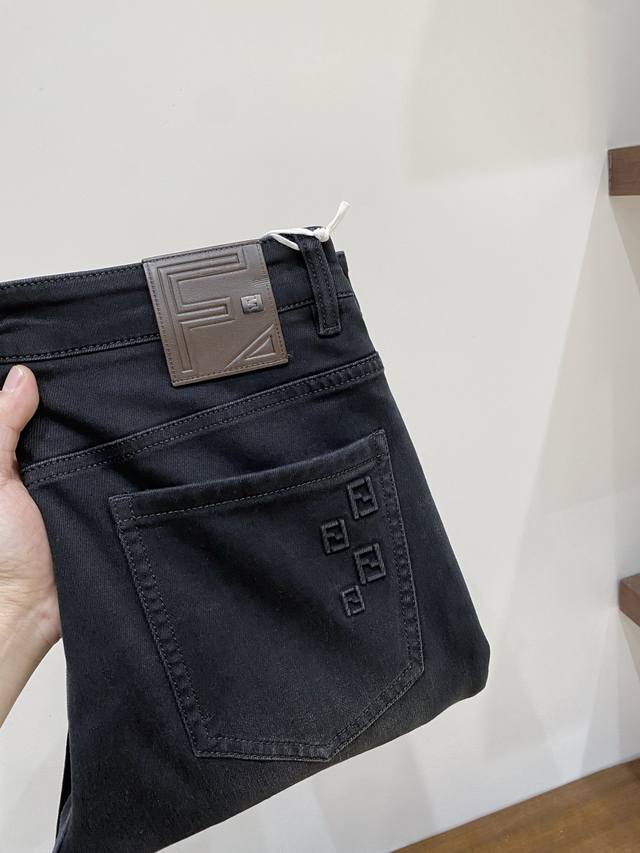 支持年后退换！芬迪、2025最新品，专柜同步有售，原单狠货，水洗休闲牛仔裤，进口原版水洗弹力面料，舒适有弹性，原版五金辅料装饰Logo，版型超正，档次极高，专柜