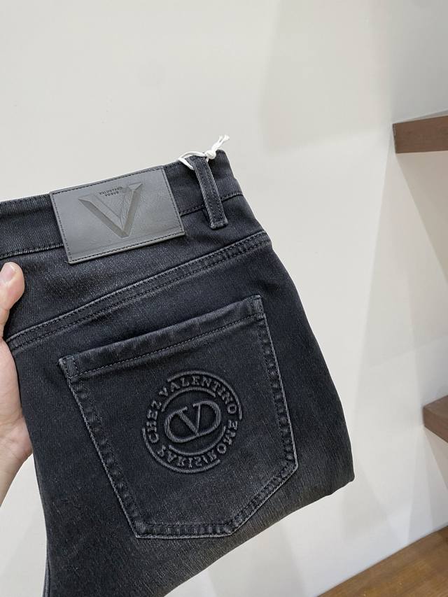 支持年后退换！华伦天奴、2025最新品，专柜同步有售，原单狠货，水洗休闲牛仔裤，进口原版水洗弹力面料，舒适有弹性，原版五金辅料装饰Logo，版型超正，档次极高，