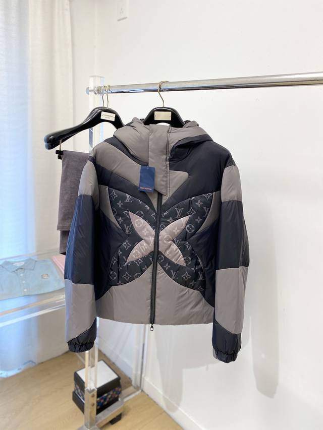 支持年后退换！ 路易威登、2025最新款男士轻薄羽绒服、面料柔软舒适 ．上身版型超赞 ．拉链．辅料都是客供 、进口面料，轻便舒适，保暖有型、简单大方款式！轻便保