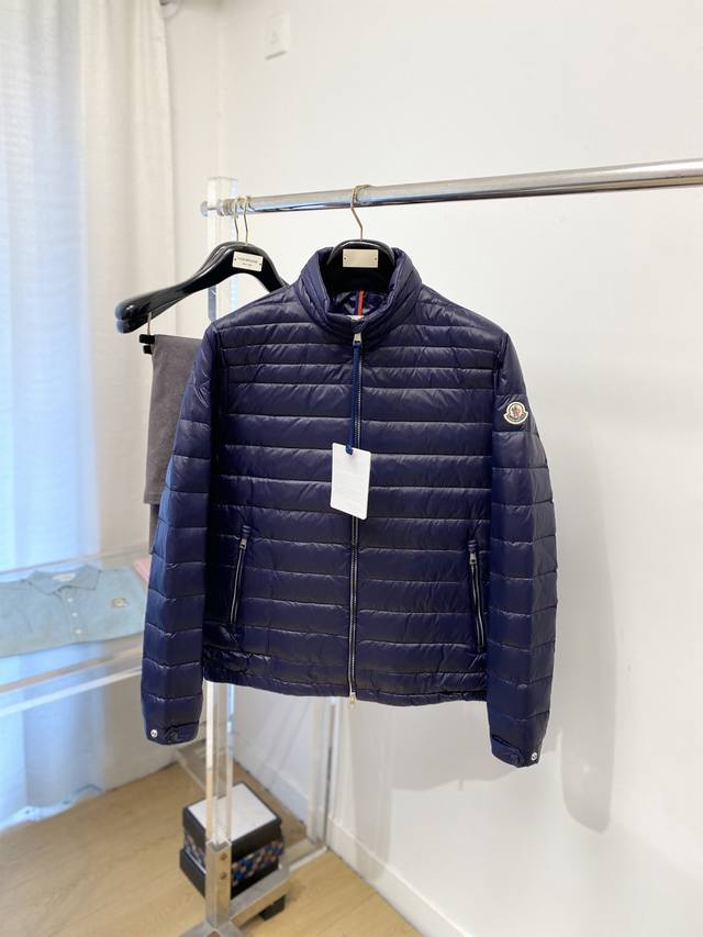 支持年后退换！ 蒙口、2025最新款男士轻薄羽绒服、面料柔软舒适 ．上身版型超赞 ．拉链．辅料都是客供 、进口面料，轻便舒适，保暖有型、简单大方款式！轻便保暖、