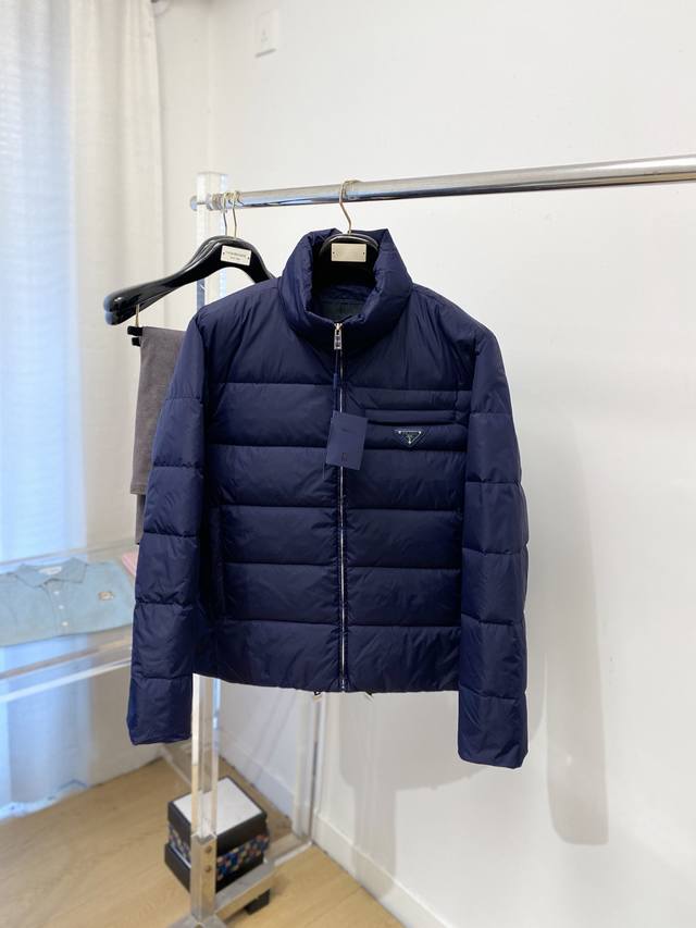 支持年后退换！ 普拉达、2025最新款男士轻薄羽绒服、面料柔软舒适 ．上身版型超赞 ．拉链．辅料都是客供 、进口面料，轻便舒适，保暖有型、简单大方款式！轻便保暖