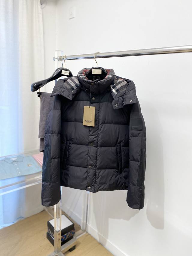 支持年后退换！ 巴宝莉、2025最新款男士轻薄羽绒服、面料柔软舒适 ．上身版型超赞 ．拉链．辅料都是客供 、进口面料，轻便舒适，保暖有型、简单大方款式！轻便保暖