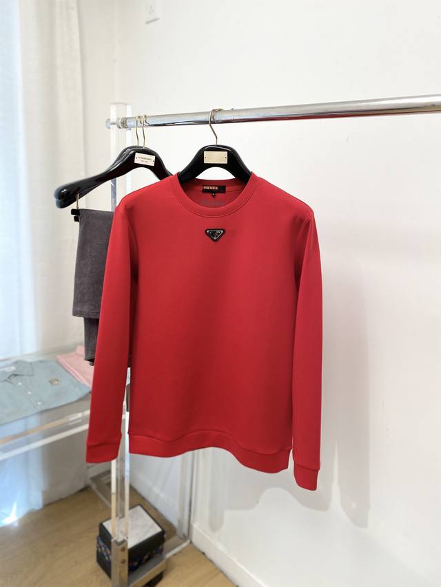 支持年后退换！ 普拉达、2025新品卫衣，帅气时尚，胸前五金装饰三角标Logo，简约百搭款。面料棉 不仅挺括，保持潮流的廓形，又穿着舒适，纱织更细腻，码数M-4