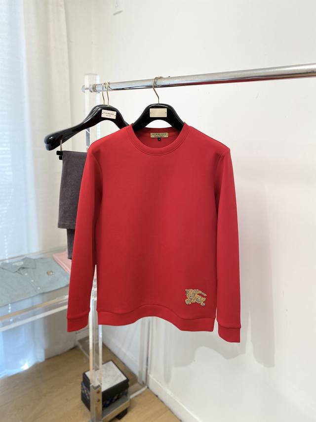 支持年后退换！ 巴宝莉、2025新品卫衣，帅气时尚，衣下精致刺绣装饰图案Logo，简约百搭款。面料棉 不仅挺括，保持潮流的廓形，又穿着舒适，纱织更细腻，码数M-