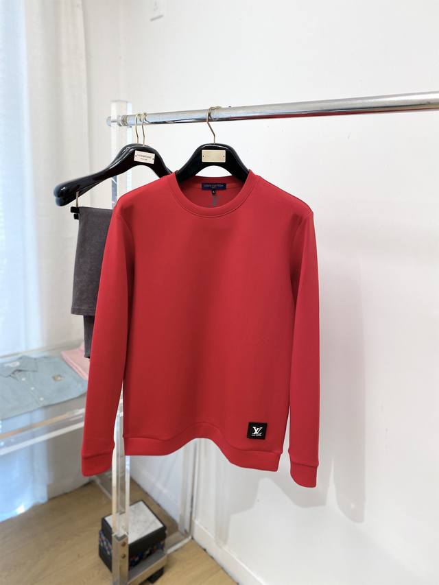 支持年后退换！ 路易威登、2025新品卫衣，帅气时尚，胸前刺绣五金装饰字母Logo，简约百搭款。面料棉 不仅挺括，保持潮流的廓形，又穿着舒适，纱织更细腻，码数M