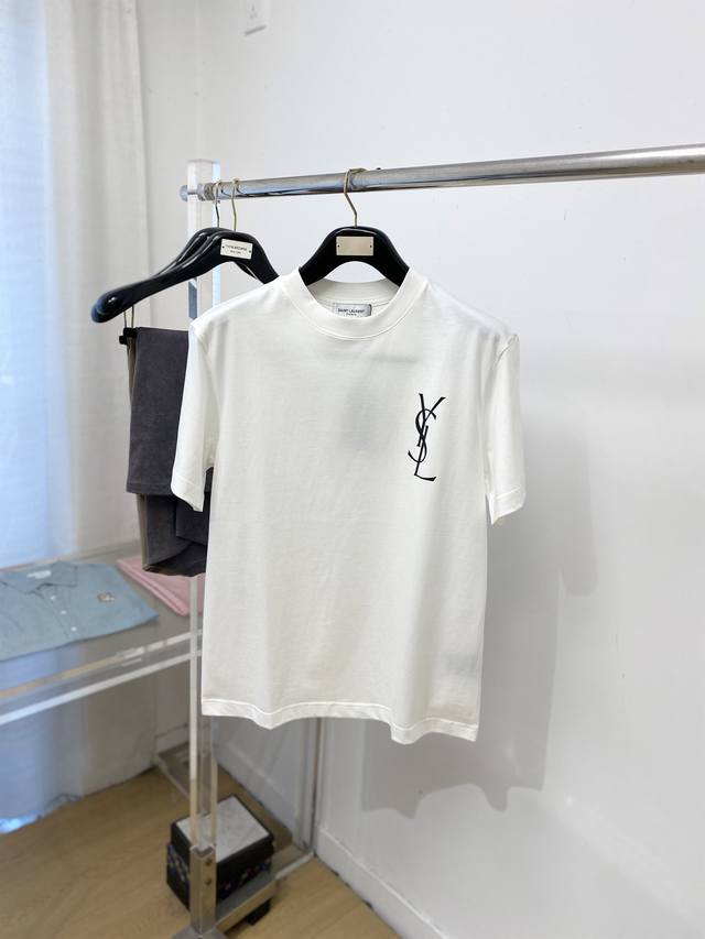 支持年后退换！Ysl 圣罗兰、2025新品短袖T恤，帅气时尚，胸前顶级印花字母Logo，简约百搭款。面料棉 不仅挺括，保持潮流的廓形，又穿着舒适，纱织更细腻，码