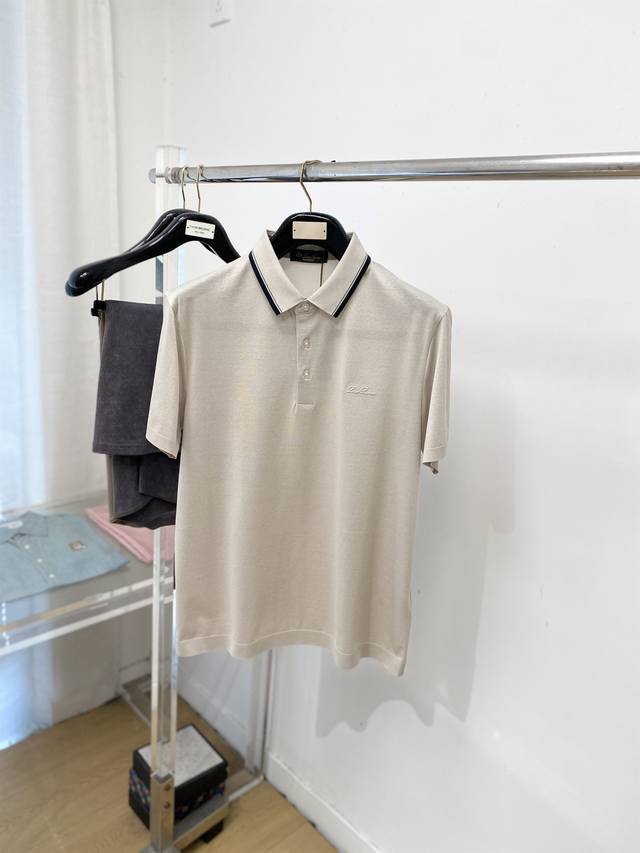 支持年后退换！Lp、2025新品短袖T恤，帅气时尚，胸前设计凹凸字母Logo，简约百搭款。面料棉 不仅挺括，保持潮流的廓形，又穿着舒适，纱织更细腻，码数M-3X