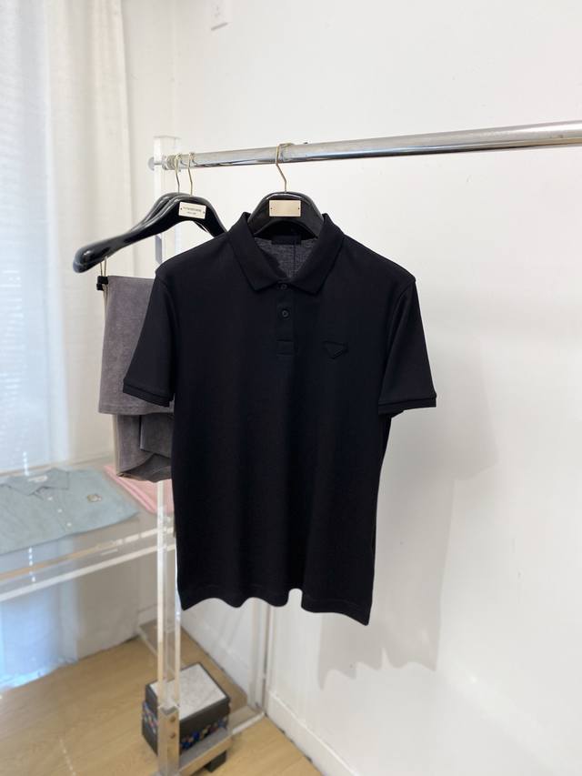 支持年后退换！普拉达、2025新品短袖T恤，帅气时尚，胸前刺绣装饰图案Logo，简约百搭款。面料棉 不仅挺括，保持潮流的廓形，又穿着舒适，纱织更细腻，码数M-3