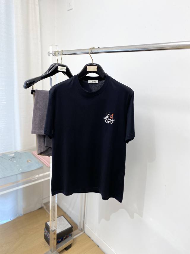 支持年后退换！罗意威、2025新品短袖T恤，帅气时尚，胸前精致刺绣图案Logo，简约百搭款。面料棉 不仅挺括，保持潮流的廓形，又穿着舒适，纱织更细腻，码数S-2