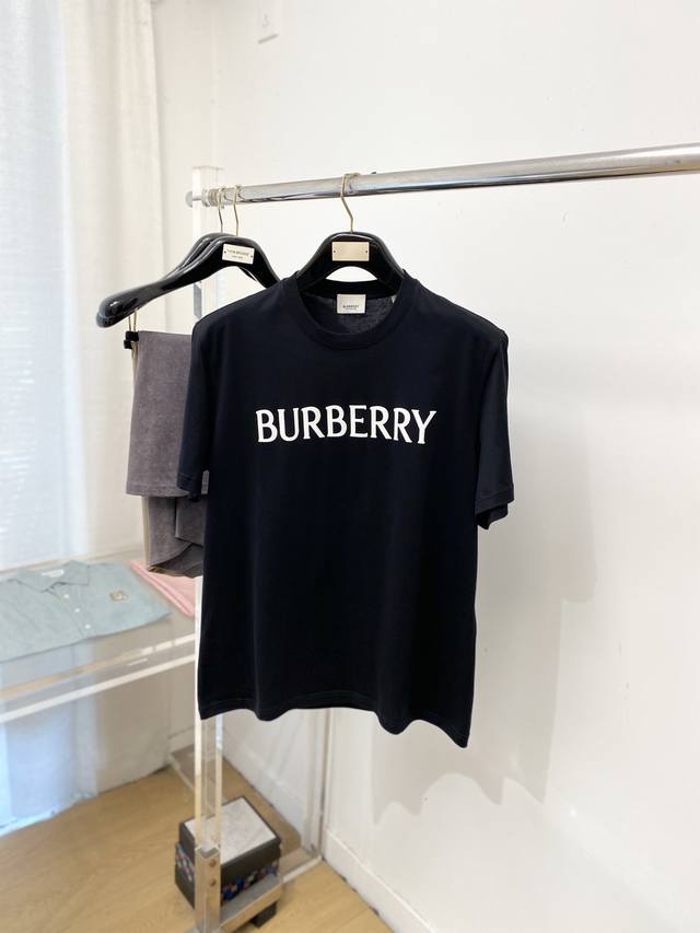 支持年后退换！巴宝莉、2025新品短袖T恤，帅气时尚，胸前顶级印花字母Logo，简约百搭款。面料棉 不仅挺括，保持潮流的廓形，又穿着舒适，纱织更细腻，码数S-2