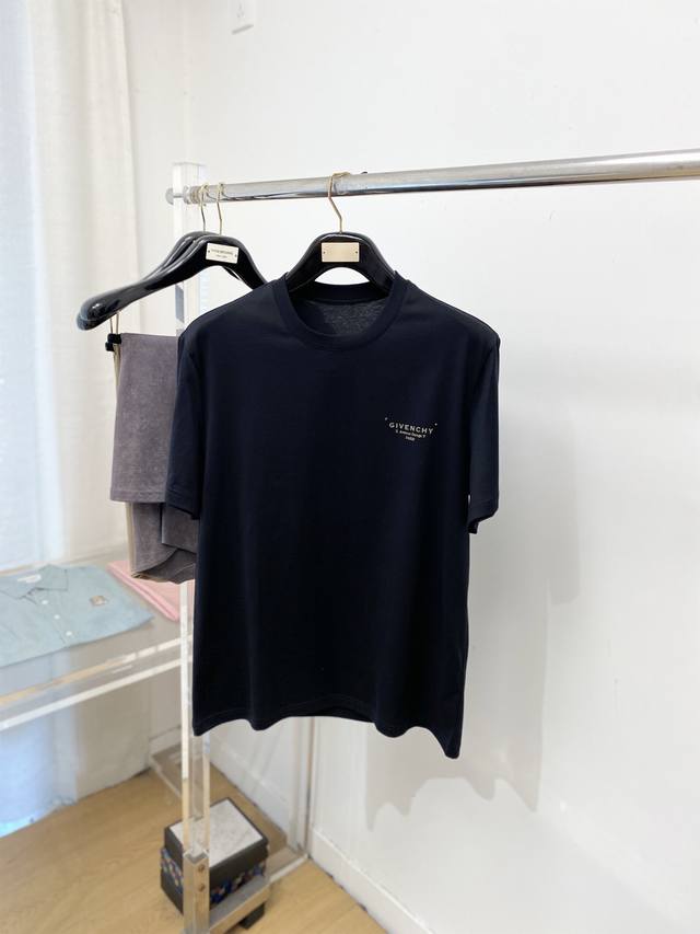 支持年后退换！纪梵希、2025新品短袖T恤，帅气时尚，胸前顶级印花字母Logo，简约百搭款。面料棉 不仅挺括，保持潮流的廓形，又穿着舒适，纱织更细腻，码数S-2