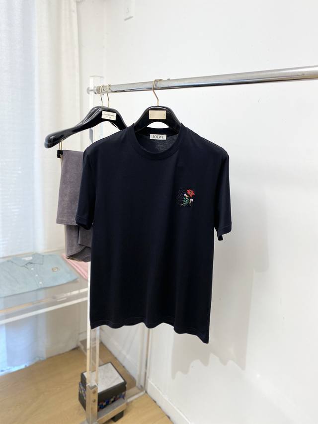 支持年后退换！罗意威、2025新品短袖T恤，帅气时尚，胸前精致刺绣图案Logo，简约百搭款。面料棉 不仅挺括，保持潮流的廓形，又穿着舒适，纱织更细腻，码数S-2