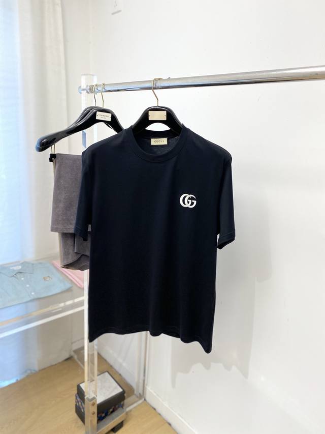 支持年后退换！古奇、2025新品短袖T恤，帅气时尚，胸前精致刺绣字母Logo，简约百搭款。面料棉 不仅挺括，保持潮流的廓形，又穿着舒适，纱织更细腻，码数S-2X