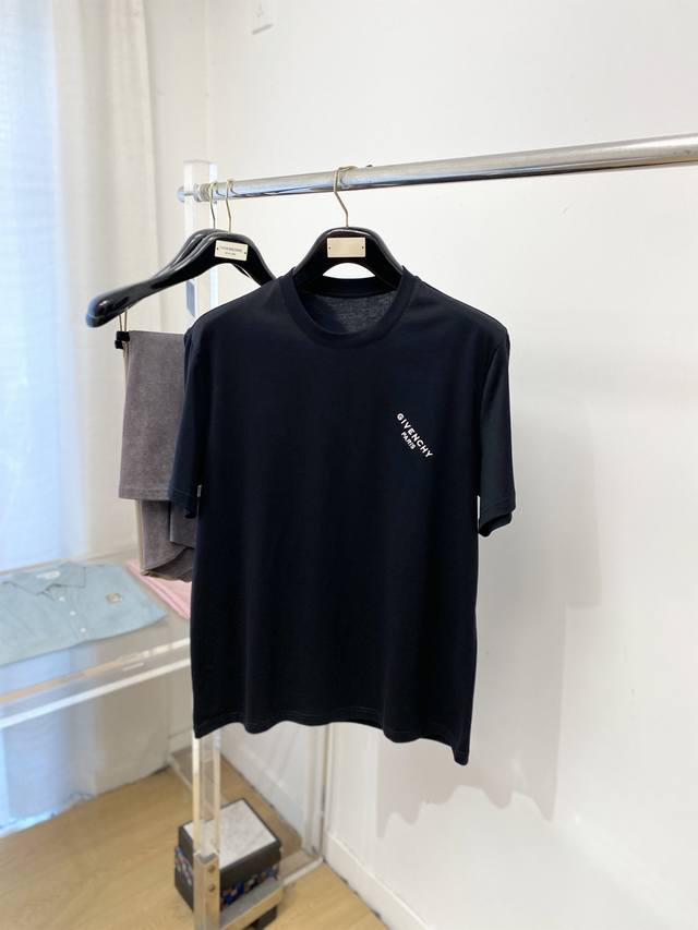 支持年后退换！纪梵希、2025新品短袖T恤，帅气时尚，胸前精致刺绣字母Logo，简约百搭款。面料棉 不仅挺括，保持潮流的廓形，又穿着舒适，纱织更细腻，码数S-2