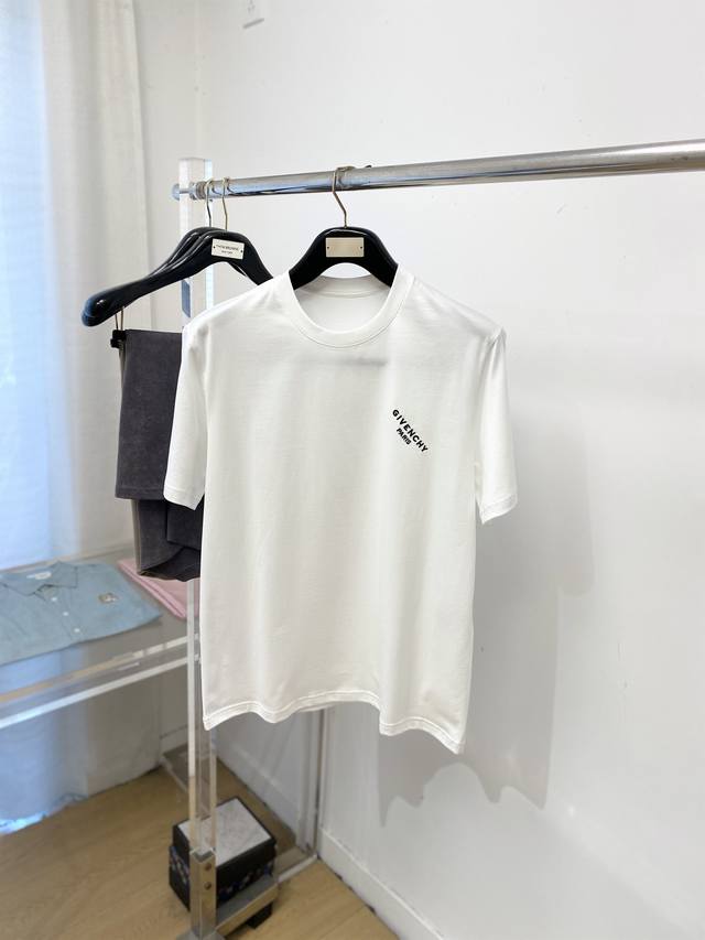 支持年后退换！纪梵希、2025新品短袖T恤，帅气时尚，胸前精致刺绣字母Logo，简约百搭款。面料棉 不仅挺括，保持潮流的廓形，又穿着舒适，纱织更细腻，码数S-2