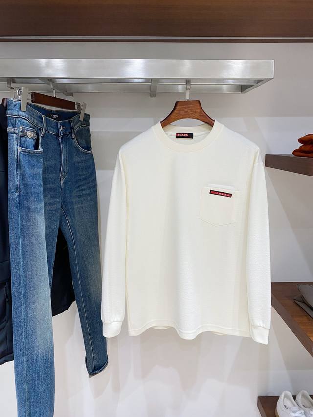 支持年后退换！ 普拉达、2025新品卫衣，时尚帅气，简约百搭款，胸前刺绣装饰字母Logo，定制原版面料，不仅挺括，保持潮流的廓形，又穿着舒适，纱织更细腻，码数M