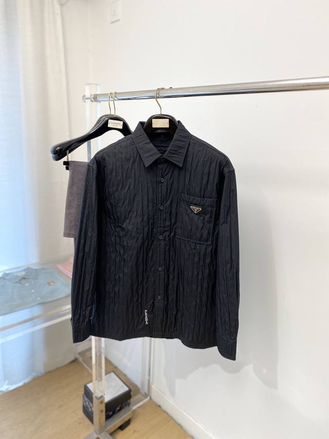 支持年后退换！普拉达、2025新品衬衫，时尚帅气，简约百搭款，定制原版面料，不仅挺括，保持潮流的廓形，又穿着舒适，纱织更细腻，码数M-3Xl DDD