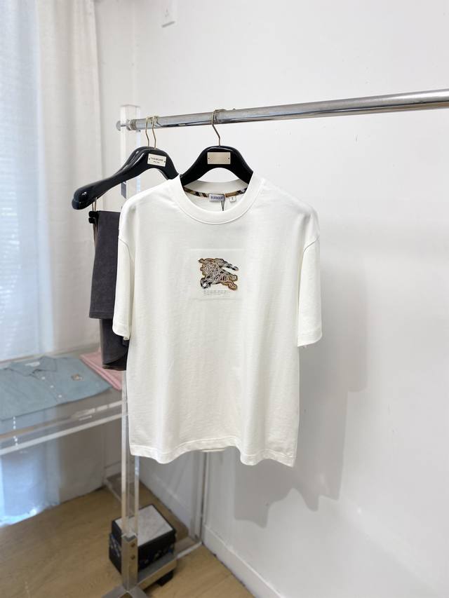 支持年后退换！ 巴宝莉、2025新品短袖T恤，帅气时尚，简约百搭款。胸口精致刺绣图案字母Logo，面料棉 不仅挺括，保持潮流的廓形，又穿着舒适，纱织更细腻，码数