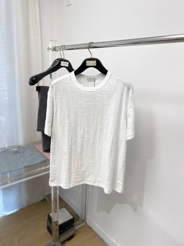 支持年后退换！ 迪奥、2025新品短袖T恤，帅气时尚，简约百搭款。顶级数码定位刺绣字母Logo，面料棉 不仅挺括，保持潮流的廓形，又穿着舒适，纱织更细腻，码数S