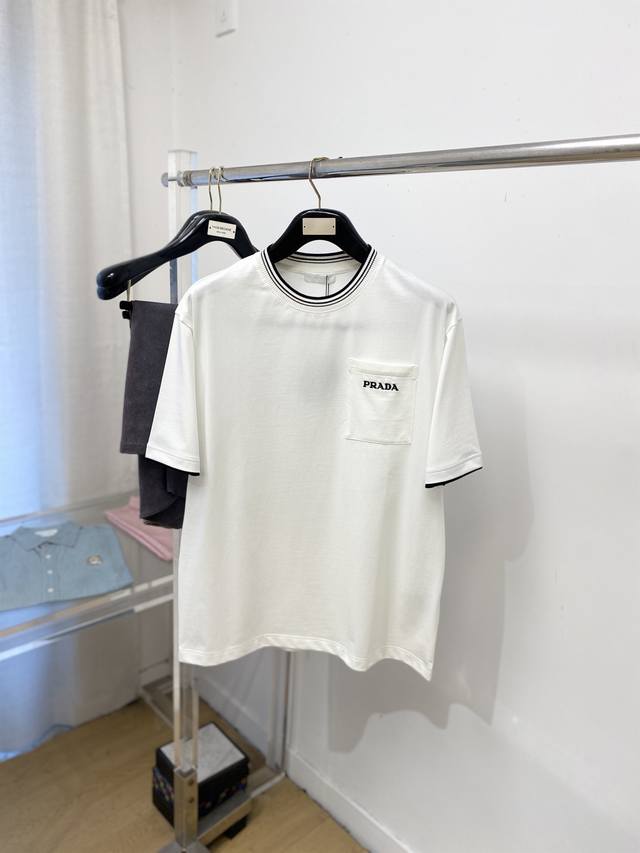 支持年后退换！ 普拉达、2025新品短袖T恤，帅气时尚，简约百搭款。胸前精致刺绣字母Logo，面料棉 不仅挺括，保持潮流的廓形，又穿着舒适，纱织更细腻，码数M-