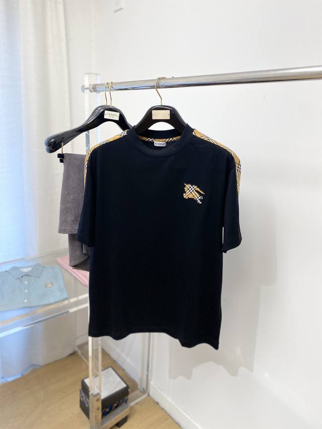 支持年后退换！ 巴宝莉、2025新品短袖T恤，帅气时尚，简约百搭款。胸前精致刺绣图案Logo，面料棉 不仅挺括，保持潮流的廓形，又穿着舒适，纱织更细腻，码数M-