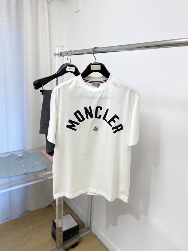 支持年后退换！蒙口、2025新品短袖T恤，帅气时尚，简约百搭款。胸前刺绣装饰图案Logo，面料棉 不仅挺括，保持潮流的廓形，又穿着舒适，纱织更细腻，码数M-3X