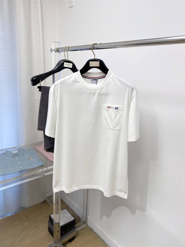 支持年后退换！蒙口、2025新品短袖T恤，帅气时尚，简约百搭款。胸前精致刺绣字母Logo，面料棉 不仅挺括，保持潮流的廓形，又穿着舒适，纱织更细腻，码数M-3X